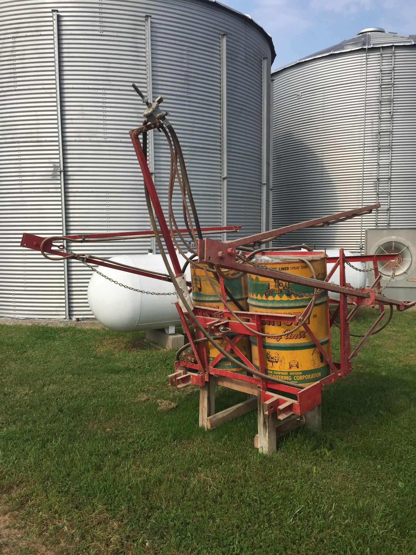 110 Gal. 3pt Sprayer w/ 8 Roller Pump