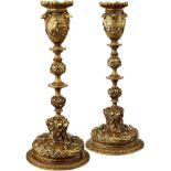 Paar Kerzenleuchter 19. Jh. Manierismus-Stil. Bronze ziseliert mit feiner Reliefornamentik.