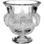 Vase "Lalique" 2. Hälfte 20. Jh. Farbloses Kristallglas mit reliefiertem Vogelmotiv. Im Stand