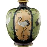 Feine Email Cloisonné-Vase Japan Ende 19. Jh. Dekor von sechs Kartuschen mit Mandschurenkranich.