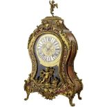 Pendule Paris um 1900. Stil Régence. Holzgehäuse mit reicher Boulle-Marketerie. Reich verzierte