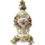 Potpourri-Vase Meissen um 1880. Porzellan mit reichem, plastischem Blütenschmuck und zwei