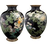 Paar grosse Email Cloisonné-Vasen Japan Ende 19. Jh. Feiner Dekor von Chrysanthemen- und