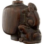 Netsuke aus Holz Japan Meiji (1868-1912). Zwei Ratten auf ein grosses Gefäss kletternd. Signiert.