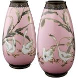 Paar kleine Email Cloisonné-Vasen Japan Ende 19. Jh. Weisses Gänsepaar vor Schilf auf rosafarbenem