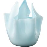 Vase "Fazzoletto" Murano 60-er Jhre. Farbloses Glas mit opakweissem und hellblauem Unterfang. Höhe