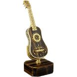 Miniatur-Gitarre Italien 20. Jh. Tigerauge und vergoldetes Silber. Punziert. Altersspuren. Höhe