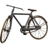 Miniatur-Fahrrad Mitte 20. Jh. Handgefertiges Fahrrad aus Metall und Kupfer. Auf der Traverse