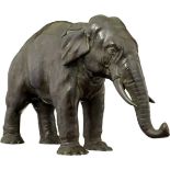 Zierfigur "Elefant" 1. Hälfte 20. Jh. Dunkel patinierte Bronzefigur. Höhe 20.5 cm
