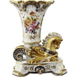 Ziervase Um 1850. Porzellan mit polychromer Blumenmalerei und reicher Ziervergoldung. Zum Teil minim