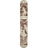 Siegellackdose Um 1770. Elfenbein feinst geschnitzt mit reliefierten Putten und Floralornamentik auf