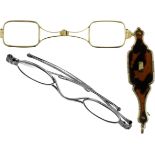 Lorgnon und Brille 19. Jh. Das Lorgnon aus vergoldetem Silber und Schildpatt. Die Brille mit