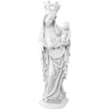 Madonna mit Kind Herend Mitte 20. Jh. Weiss glasierte Porzellanfigur. Im Stand gemarkt. Höhe 54 cm