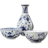 Drei blau-weisse Porzellangefässe China antik. Zwei Bols, einer bemalt mit Fischen zwischen