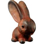 Hase "W. Bosse" Um 1930. Entwurf Walter Bosse. Rotschwarz glasierte Keramikfigur. Im Stand