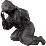 Kleine Bronzefigur Japan Meiji (1868-1912). Kniender, sich fürchtender Junge. Höhe 12 cm Provenienz: