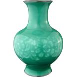Grosse Email Vase Japan 1. Hälfte 20. Jh. Türkisfarbener Grund mit Päonien-Dekor in leicht