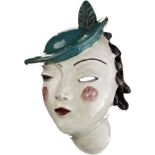 Maske "W. Bosse" Wien um 1930. Walter Bosse. "Frauenkopf mit Hut". Mehrfarbig glasierte Keramik-