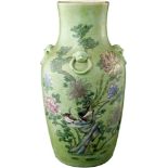 Porzellanvase China um 1900. Hals mit vier Ringmasken. Vögel zwischen Päonien in "Famille rose"