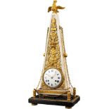 Pendule à l'obelisque Um 1800. Gehäuse in Obeliskform aus weissem Marmor. Feuervergoldete und