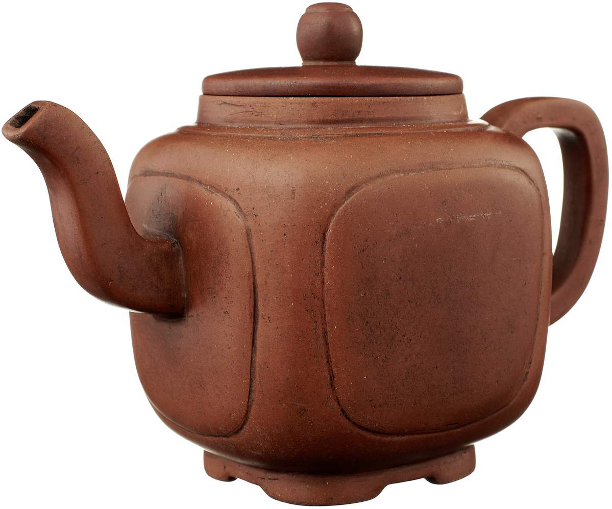 Teekanne China. Aus rötlicher Yixing-Keramik. Stand mit Siegelmarke. Höhe 13 cm