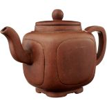 Teekanne China. Aus rötlicher Yixing-Keramik. Stand mit Siegelmarke. Höhe 13 cm