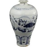 Blau-weisse Vase China im Stil der Keramik aus der Yuan-Zeit. Porzellan bemalt mit Enten im