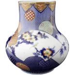"Fukagawa" Vase Japan um 1900. Studioporzellan in der Imari-Palette bemalt. Unterglasurblaue