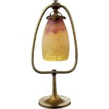 Tischlampe "Daum" Nancy Anfang 20. Jh. Messing-Pendellampe. Der Schirm aus gelbroter pâte-de-