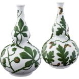 Paar Vasen Herend um 1890. Porzellan mit mehrfarbig staffiertem Reliefdekor "Eichenlaub" und "