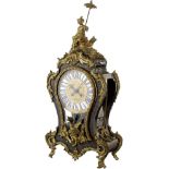 Pendule "Chinese" 19. Jh. Stil Louis XV. Holzgehäuse mit Sockel und Aufsatz mit Figur "Chinese".