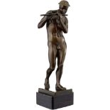 Figur "Flötenspieler" Um 1920. Dunkel patinierte Bronzeskulptur. An der Plinthe signiert "Verch".