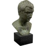 Bronzebüste "Augustus" Wohl 19. Jh. Patinierte Bronzeskulptur auf dunklem Steinsockel. Höhe 24 cm