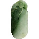 Anhänger China. Hellgrüner Stein. In Form einer Aubergine. Minim bestossen. Länge 6.5 cm