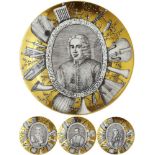 4 Teller "Fornasetti" Um 1970. Porzellanteller mit goldfarbenem Fond und Umdruckdekor "Grandi