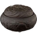 Koro aus Eisen Japan 18./19. Jh. Räuchergefäss im Stil des "Myochin". Reliefdekor von zwei Drachen