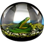 Paperweight "Baccarat" Datiert 1979. "Serpent". Schlange aus gelbem und grünem Glas auf