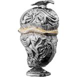 Rokoko-Riechdose Um 1770. Silber getrieben und ziseliert mit Rocaillen. Scharnierdeckel mit Vogel