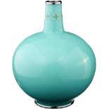 Kugelige Email Cloisonné-Vase Japan 20. Jh. Türkisfarbener Grund, der Hals mit geometrischer
