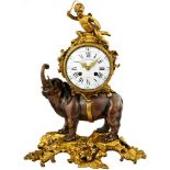 Pendule à l'éléphant Paris um 1880. Stil Louis XV. Gehäuse aus ziselierter, vergoldeter und partiell