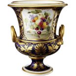 Ziervase Derby um 1820. Porzellan mit Kobaltfond und reicher ornamentaler Vergoldung. In Reserve