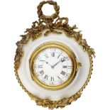 Kleine Wanduhr Um 1900. Stil Louis XVI. Gehäuse aus weissem Stein mit Montierung aus vergoldeter