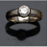 Anillo en oro blanco de 18 k con brillante central. Peso Aprox: 0,20 Qt.   Precio de salida: 200