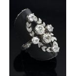 Anillo lanzadera en oro blanco de 18 k. Diamantes talla antigua. Peso estimado: 3,40 Qts.   Precio