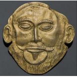 Alfiler colgante en plata dorada en forma de mascara antigua.   Precio de salida: 60 EUR