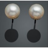 Pareja de pendientes en oro blanco de 18 k con perlas.   Precio de salida: 60 EUR