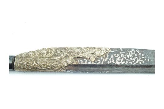 A late 18th Century or 19th Century Sinhalese Piha-Kaetta, 18cm fullered blade decrated with - Image 4 of 9