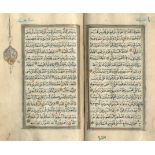 Koran. Arabische Handschrift auf geglättetem Papier. O.O., Mitte 19.Jh. 297 S. Mit doppelseitiger