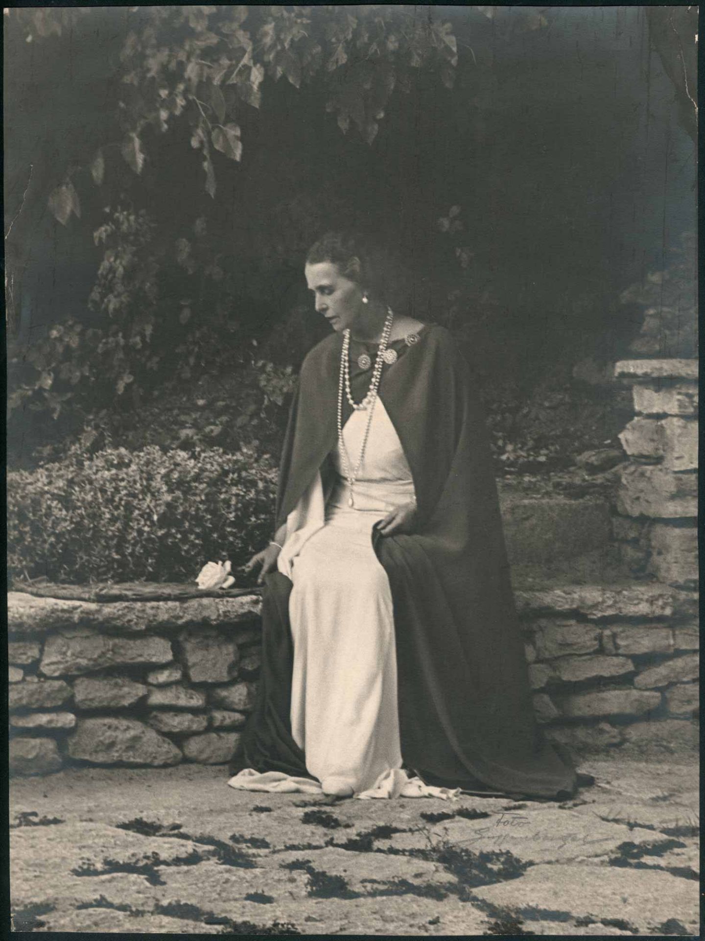 Maria, Königin von Rumänien (1875-1938). Portrait in ganzer Figur, auf einer Mauer im Park ihres - Bild 2 aus 2