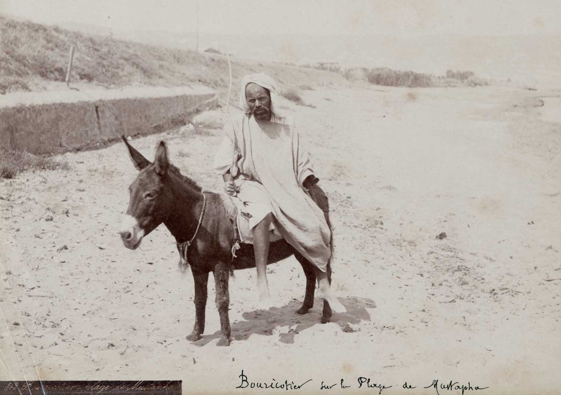 Afrika. Album mit 45 Photos m. einbelicht. Text, versch. Formate, um 1900-1910. Auf Kart.-Bl.